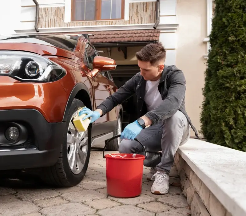 Lavage auto à domicile La Plagne Tarentaise : professionnel intervenant sur un véhicule